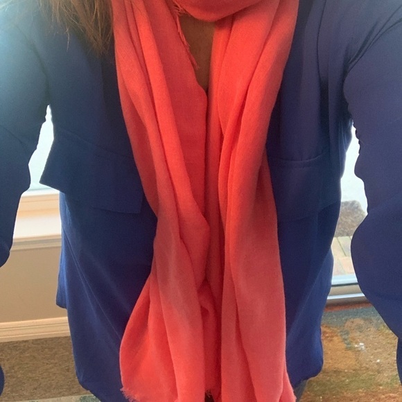 🎉Long, wide lightweight pink scarf with lightly friended edges. - Picture 6 of 7